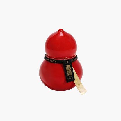 Imperial red porcelain scented candle with a decorative black tag, luxury home decor piece inspired by the elegant Wu Lou silhouette.